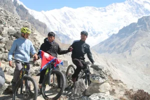 कञ्चनजंघा हिमालको आधार शिविरमा साइकल यात्रा(फोटोफिचर)