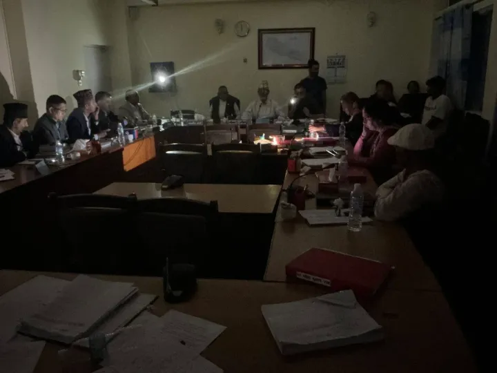 बिजुली गएपछि मोबाइलको लाइट बालेर सिंहदरबारमा बैठक