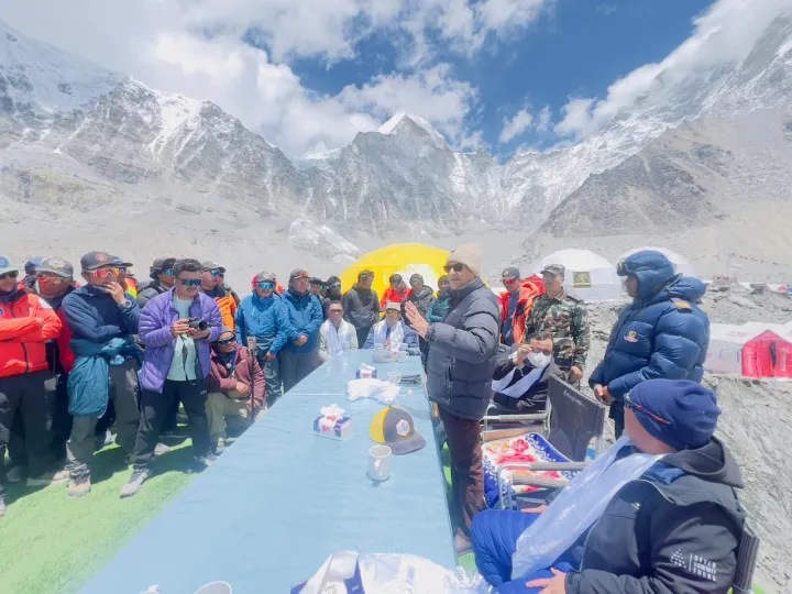 सगरमाथा बेसक्याम्पमा जलवायु परिवर्तन र हिमाली जीवनका विषयमा विशेष संवाद (फोटोफिचर)