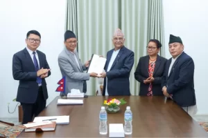 प्रधानमन्त्रीसमक्ष सुझाव प्रतिवेदन हस्तान्तरण