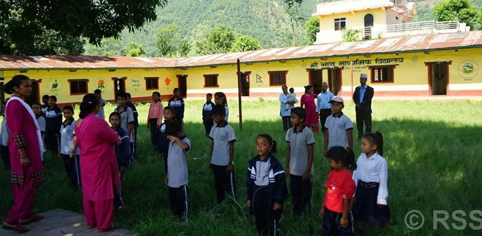 रित्ता कक्षाकोठा रुँगेर बस्दै गाउँका शिक्षकहरू