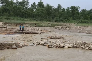 वर्षाले विभिन्न राजमार्गका छ स्थानमा सडक अवरुद्ध