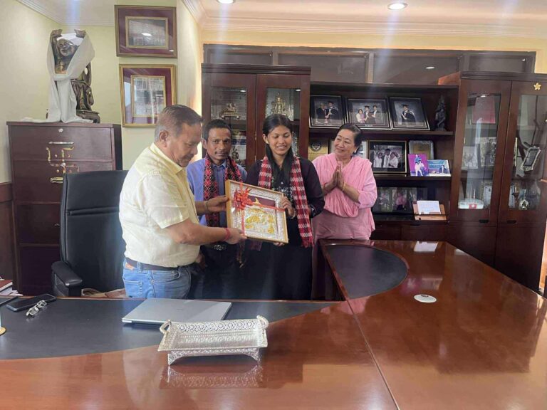 ईट्टा भट्टामा श्रम गर्दै पढेर ४ जीपीए ल्याउने गोमा श्रेष्ठलाई भाटभटेनीका सञ्चालक मीनबहादुर गुरुङकाे सम्मान