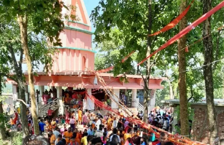 पर्साको दुग्धेश्वनाथ महादेव मन्दिरमा बिहानैदेखि दशनार्थीको भीड