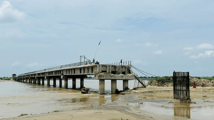 तीनवर्षमा सम्पन्न हुनुपर्ने कमला नदीको पुल १४ वर्ष पनि अधुरै