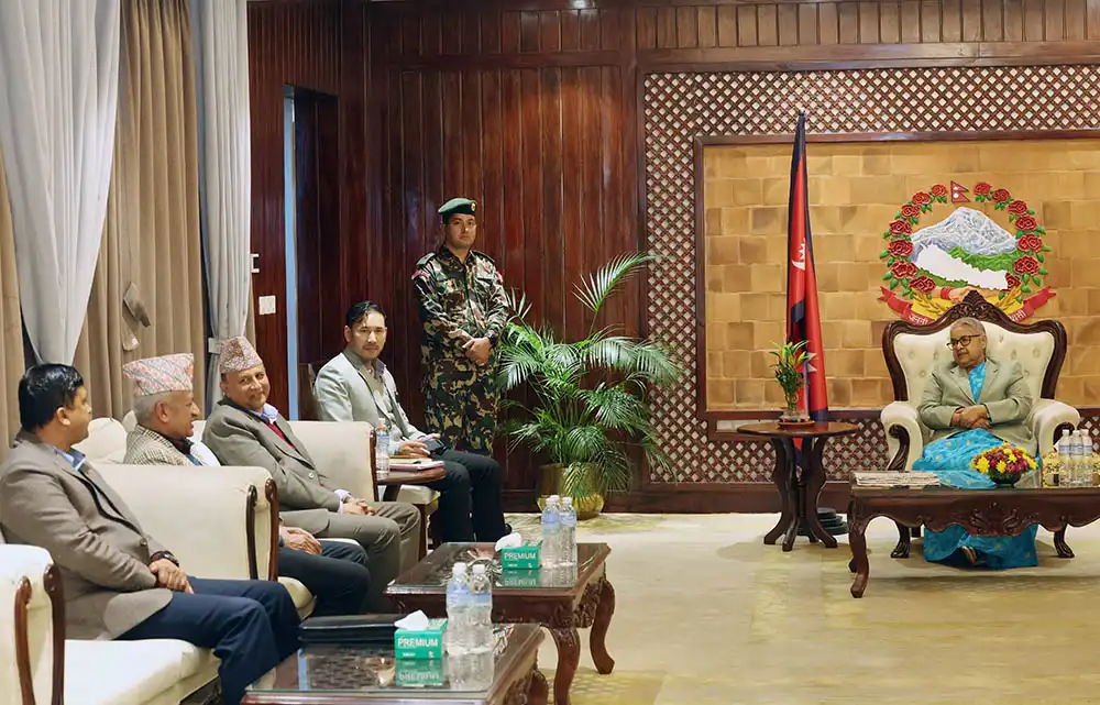 प्रधानमन्त्री कार्की र एमाले नेताहरुबीच बालुवाटारमा छलफल