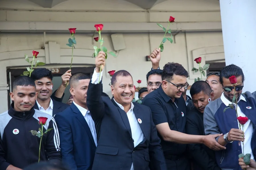 विप्लवलाई चुनाव चिन्ह गुलाफको फूल (तस्बिरहरू)