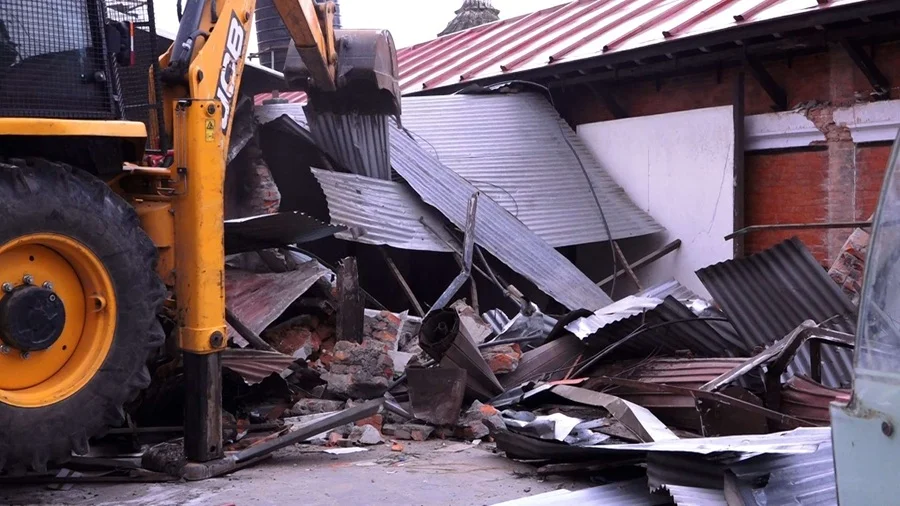 काठमाडौं कालमोचन घाटमा महानगरले चलायो डोजर