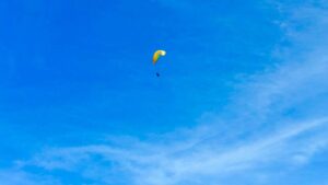 चित्लाङमा प्याराग्लाइडिङकाे मज्जा (तस्विरहरू)