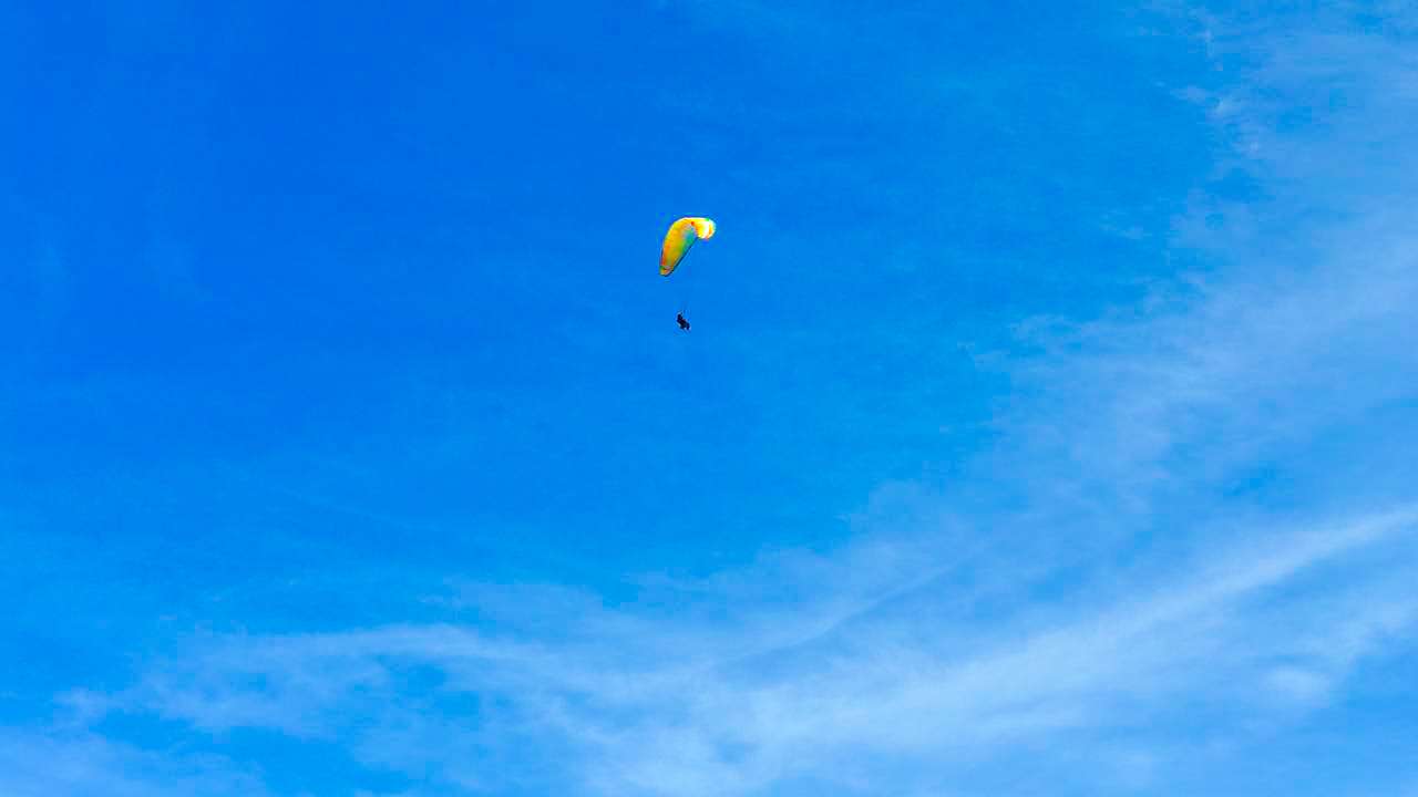 चित्लाङमा प्याराग्लाइडिङकाे मज्जा (तस्विरहरू)