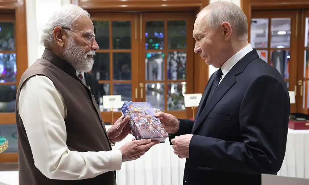 पुटिनलाई मोदीको रुसी भाषामा लेखिएको गीता उपहार