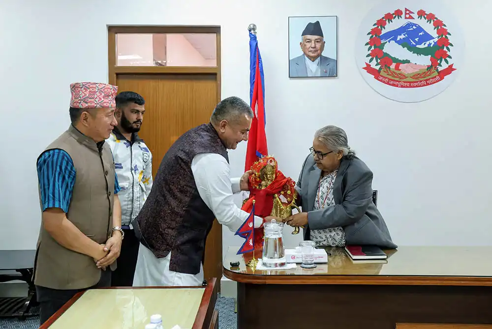 प्रधानमन्त्री कार्कीसँग मागे दुर्गा प्रसाईंले माफी, भनेः तपाईं माता हो, दुर्गाको रुप धारण गरेर काम गर्नुहोस्